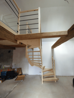 Escalier traditionnel 3/4 tournant balancé en sapinchene