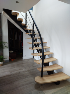 Escalier à limon central débillardé 1/4 tourant