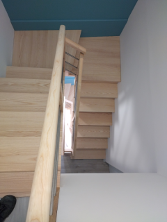 Escalier 2/4 tournant sur 2 niveaux en frêne olivier